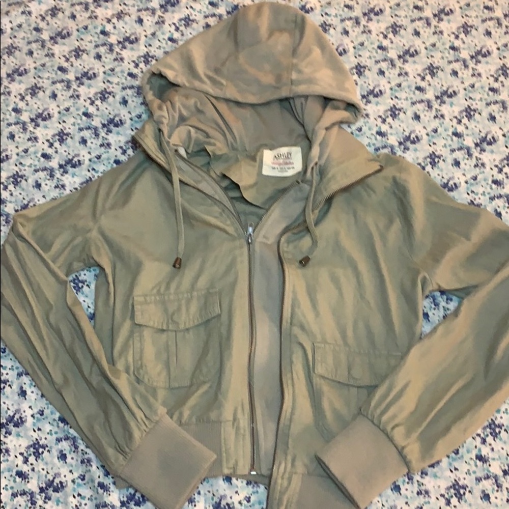Thin jacket with hoodie and zipper